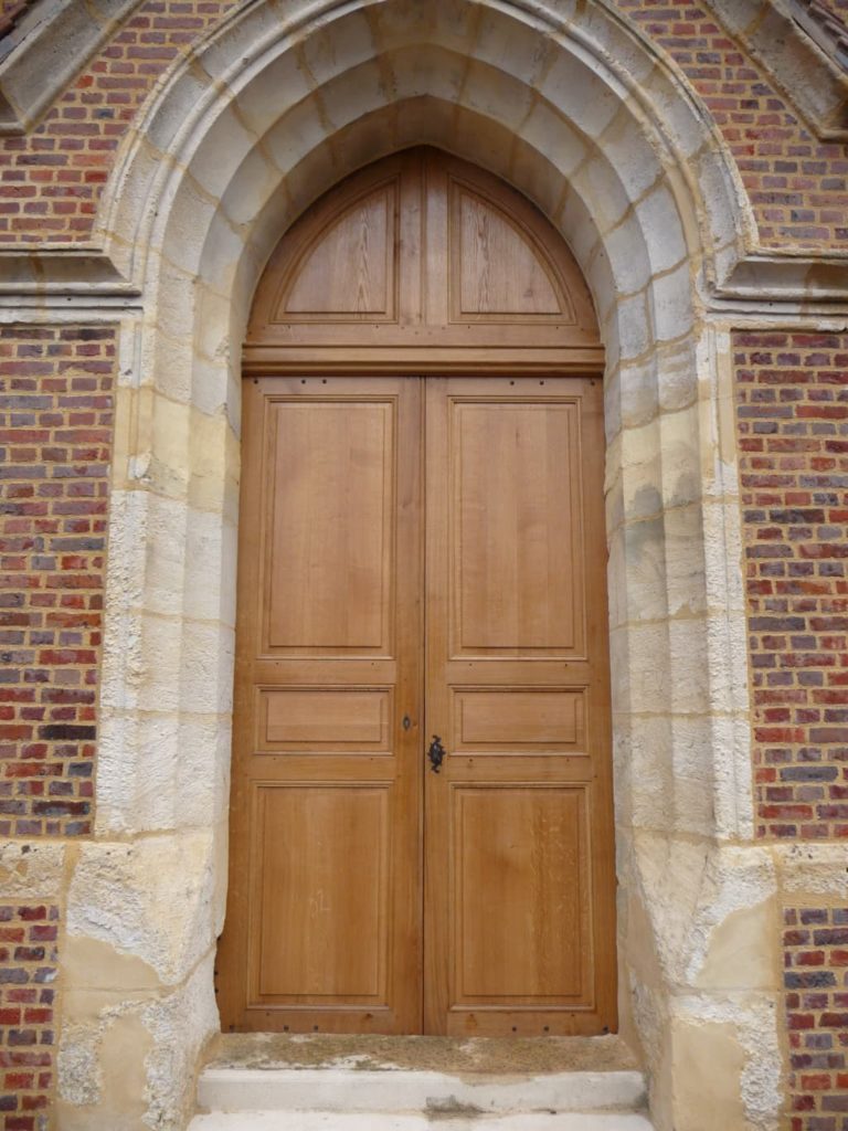 Restauration d'une porte d'église en bois massif