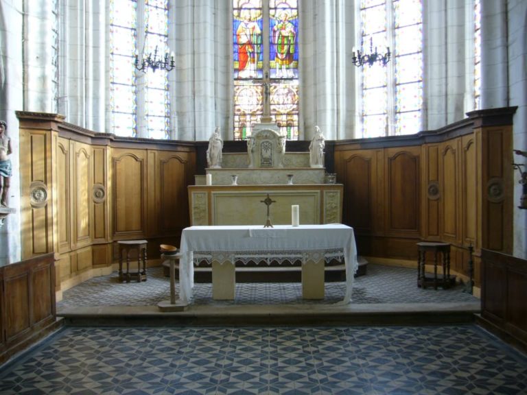 menuiserie-bois-choeur-eglise-reuil